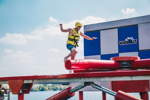 Wipeout: Over de obstakels heen springen