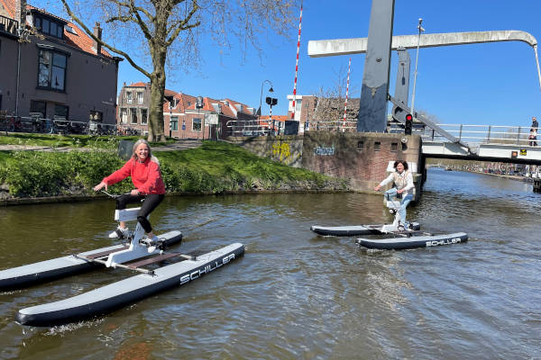 Door Delft fietsen op het water