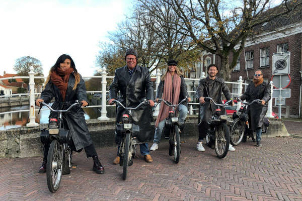 Solex verhuur Goeree Overflakkee: Groepsfoto klaar voor de start