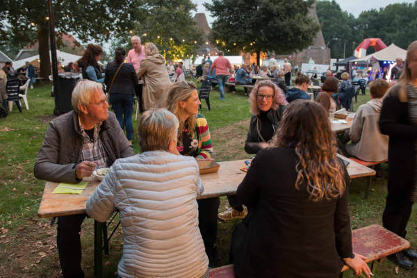 Aan de picknicktafel