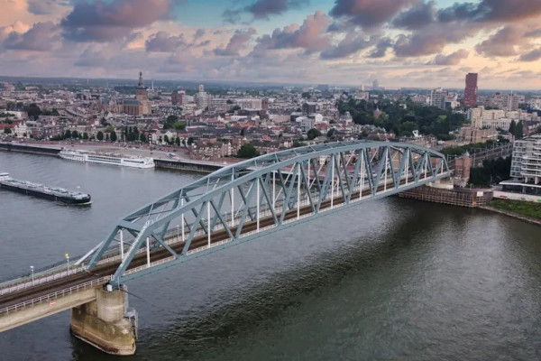 Brug over de Waal