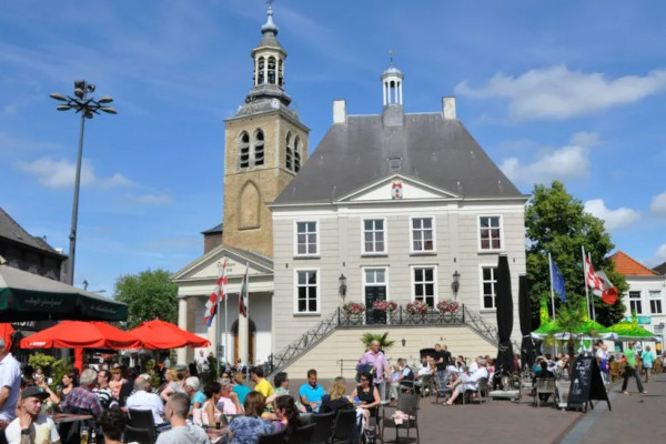 Terrasje voor de kerk