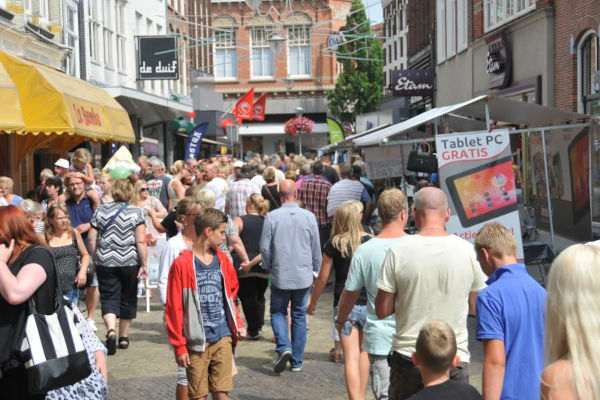 Drukte in de winkelstraat