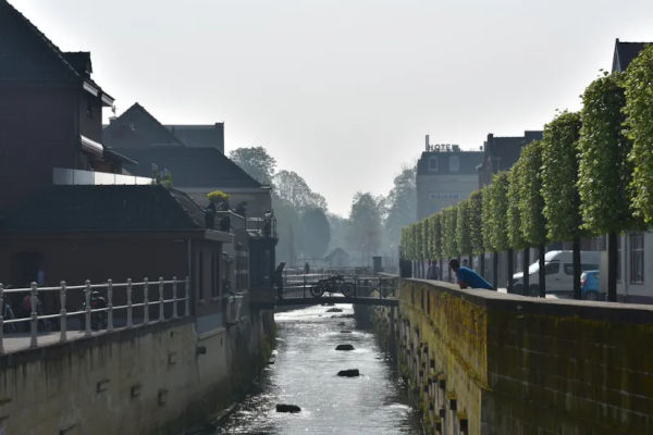 Uitkijk op de gracht