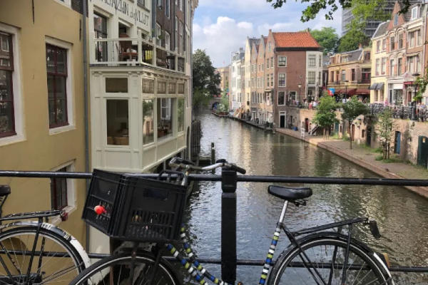 Fiets aan de gracht