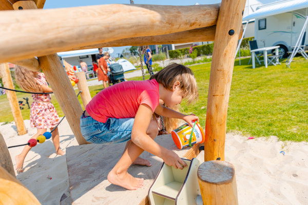 Spelen in de speeltuin