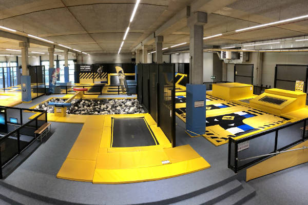 Jumpsquare Kerkrade: Overzicht van de hal vol met trampolines