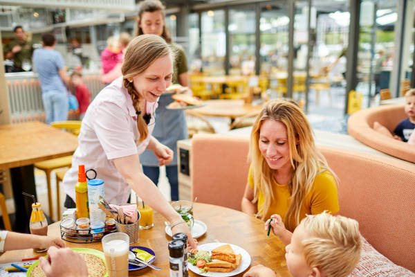 Tosti eten in het restaurant