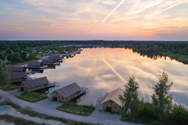 De waterlodge in de avondzon