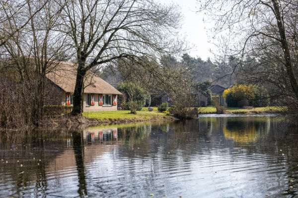 Huisje aan het water