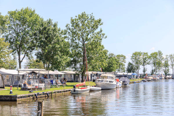 Kampeerhaven aan het Sneekermeer