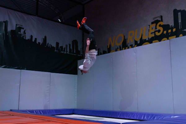 Jongen op een trampoline