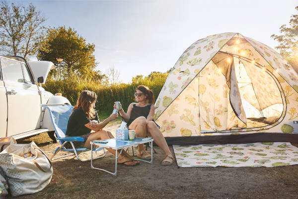 Drankje naast de tent