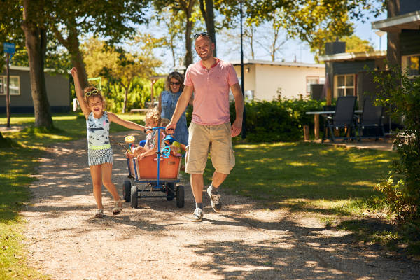 Met de familie wandelen