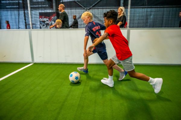 Rennen achter de bal aan bij De Voetbalfabriek