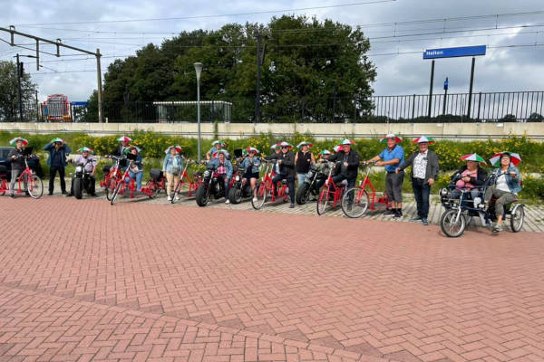 LoopFiets en E-chopper Holten: Groepsfoto met de loopfietsen