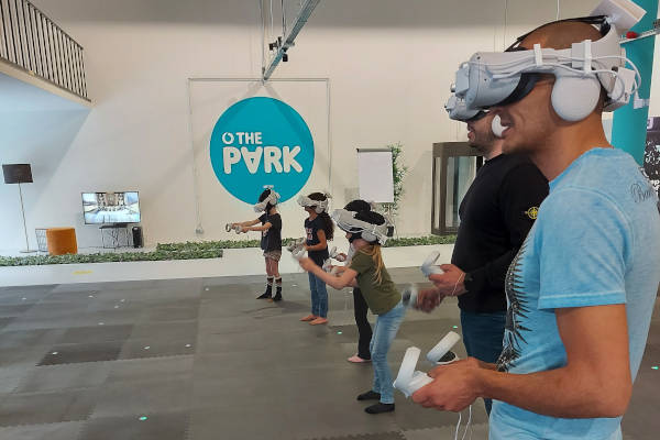 Park Playground Eindhoven: Mensen in de speelhal met VR set