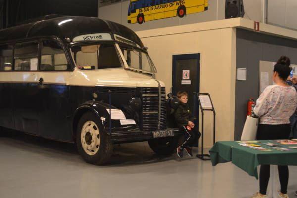 Nationaal Bus Museum: Trots naast de bus