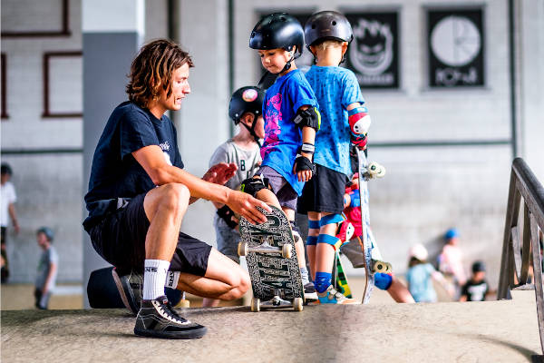 Jongen krijgt skate les