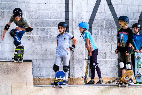 Skatepark Utrecht: Kinderen staan in de rij om van de helling af te gaan