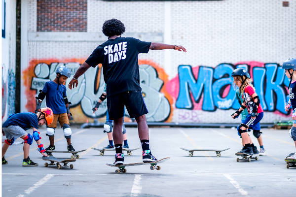 Kinderen krijgen les tijdens de Skateweek