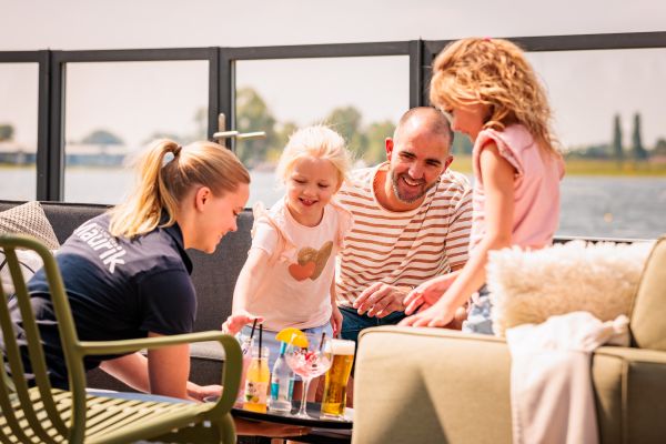 Drankjes drinken op het terras