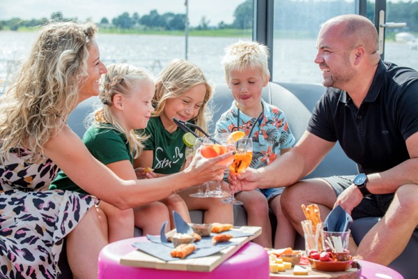 Eiland van Maurik: Op het terras met de familie