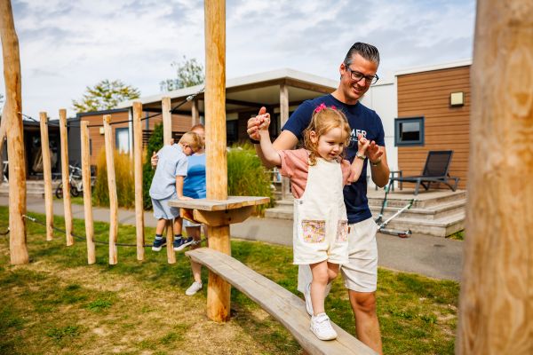 Spelen in de speeltuin