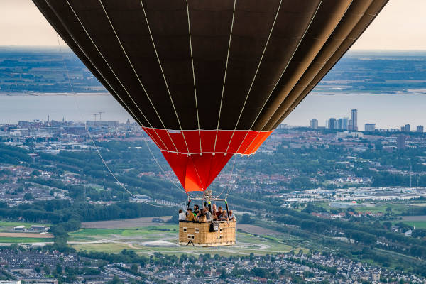 Ballonvaren Zeeland: Ballon in lucht van dichtbij