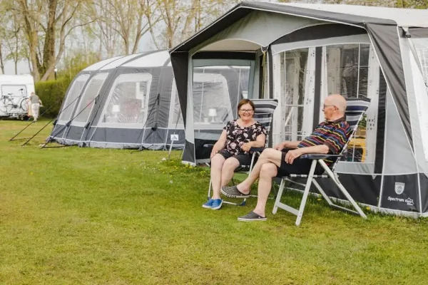 Mensen voor de tent