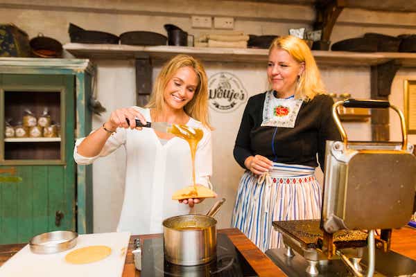 Demonstratie stroopwafel maken