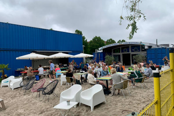 Stadsstrand Leeuwarden: Mensen op het strandje