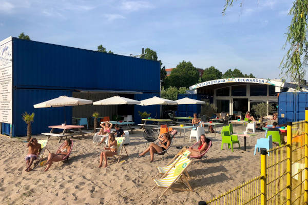 Stadsstrand Leeuwarden: Mensen op de strandstoelen