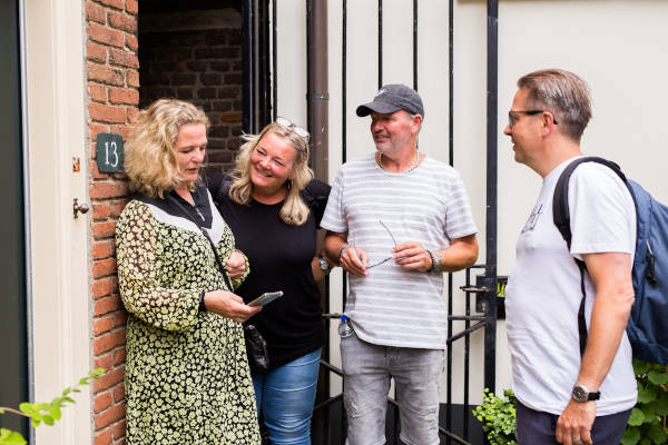 Escape Tours Enkhuizen: Spelende mensen bij deur