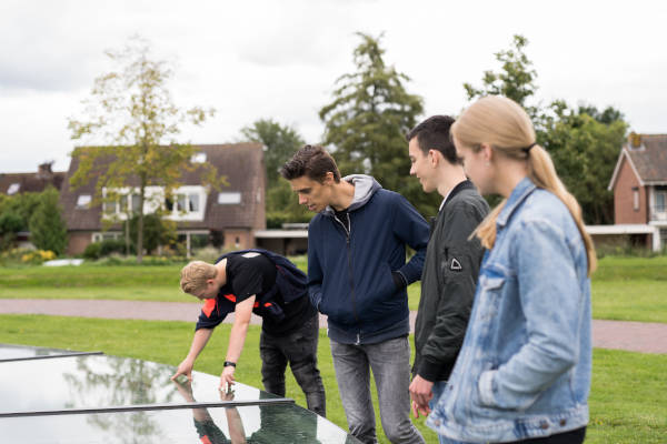 Escape Tours Gorinchem: Spelende mensen bij tafel