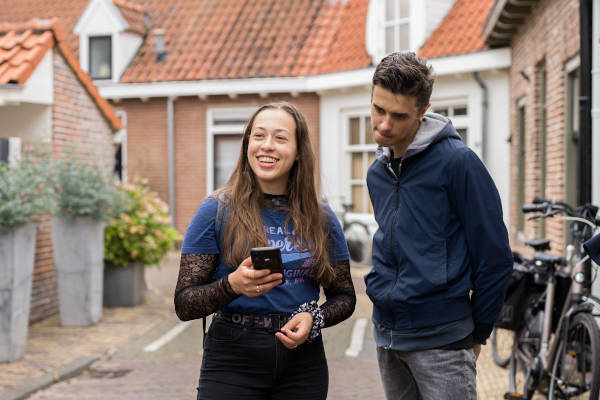 Meisje met telefoon in hand