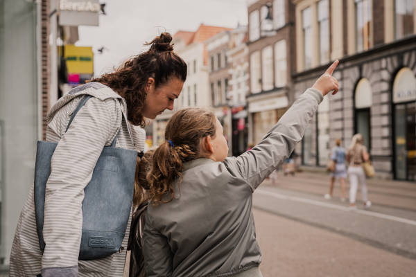 Meisje wijst naar gebouw toe