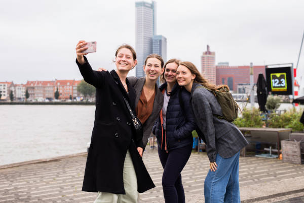 Escape Tours Naarden: Mensen die selfie maken