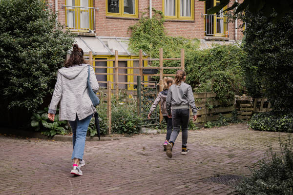 Mensen lopen door straat