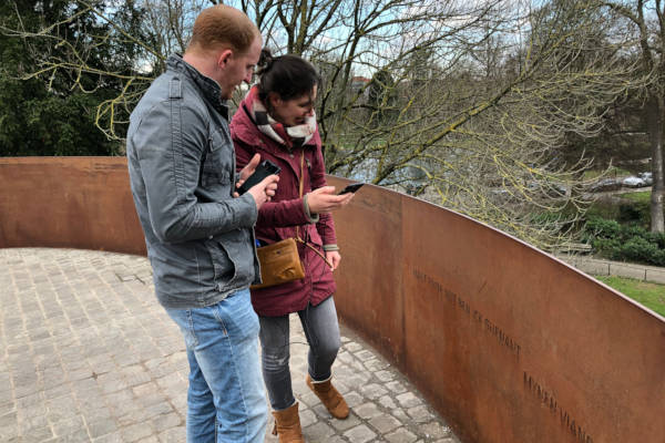 Escape Tour Zutphen: Spelende mensen met telefoon in hand