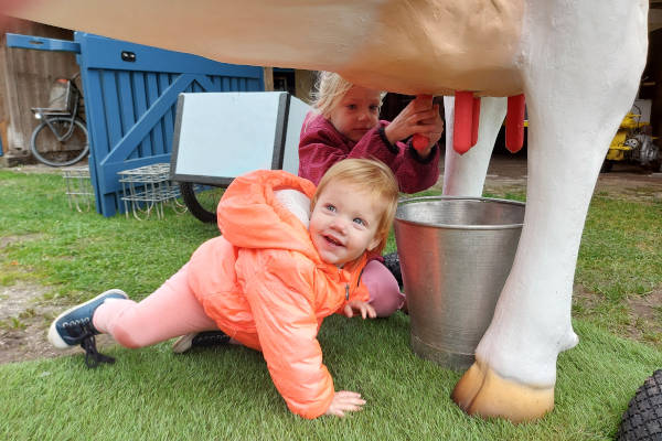 Nederlands Zuivelmuseum: Meisje is koe aan het melken