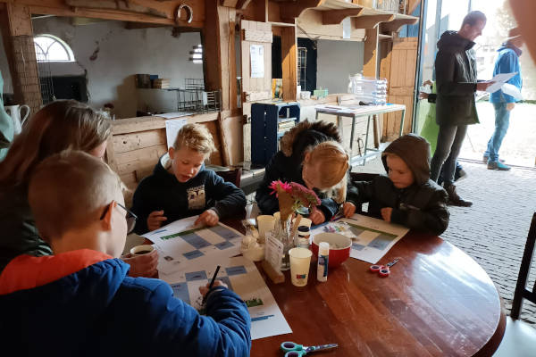Nederlands Zuivelmuseum: Kinderen aan het tekenen