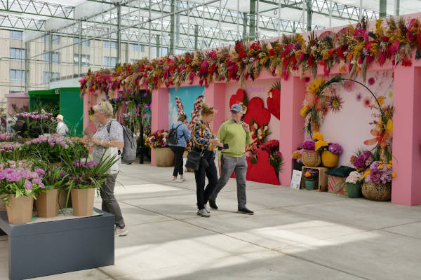 Mensen bij bogen met bloemen