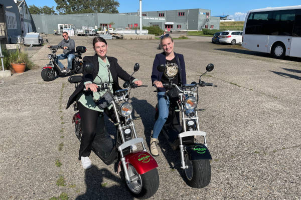 2 meiden op scooter