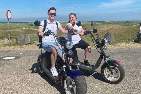 Texel Cruiser scooter verhuur: 2 mensen op scooter