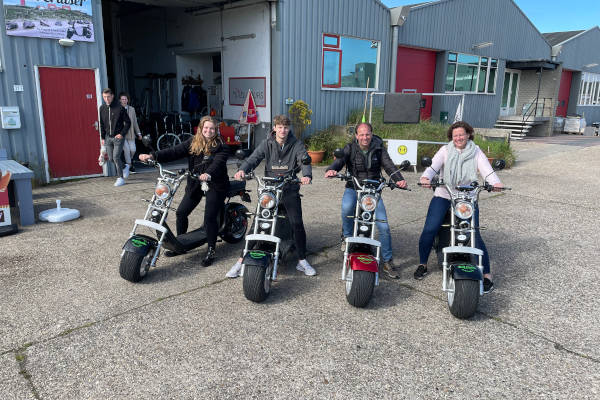 Texel Cruiser scooter verhuur: Groepsfoto