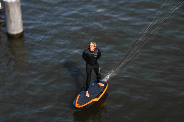 Marina Mookerplas eFoiling les: Jongen op eFoil bovenaanzicht