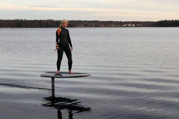 Marina Mookerplas eFoiling les: Meisje op eFoil