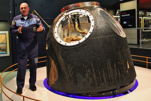 Andre kuipers naast de soyuz capsule