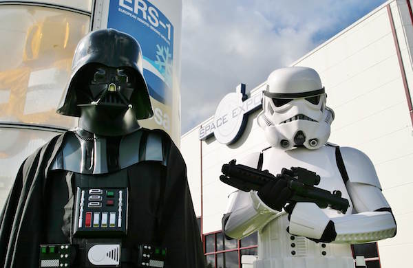 Darth Vader met Stormtrooper voor de ingang